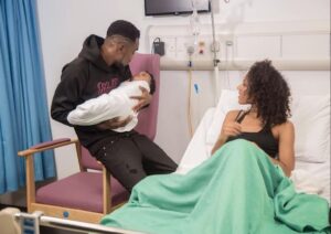 Online User reacts to Patoranking's new infant, says the infant looks like toddler