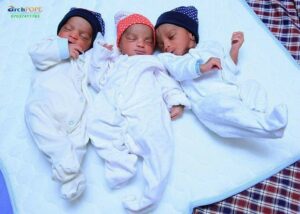 Amazing Twin woman gives birth to triplets.dailyfamily.ng