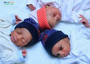 Amazing Twin woman gives birth to triplets.