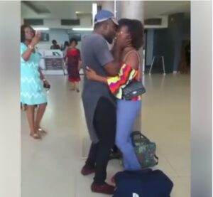 Man proposes to his fiancée at Lagos Airport -dailyfamily.ng
