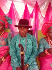 Amazing! Elderly man marries 3 wives on the same day in Delta state.dailyfamily.ng
