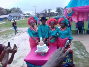 Amazing! Elderly man marries 3 wives on the same day in Delta state.dailyfamily.ng
