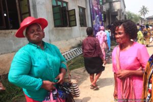 Elderly woman rejoice after receiving Christmas cloth.dailyfamily.ng