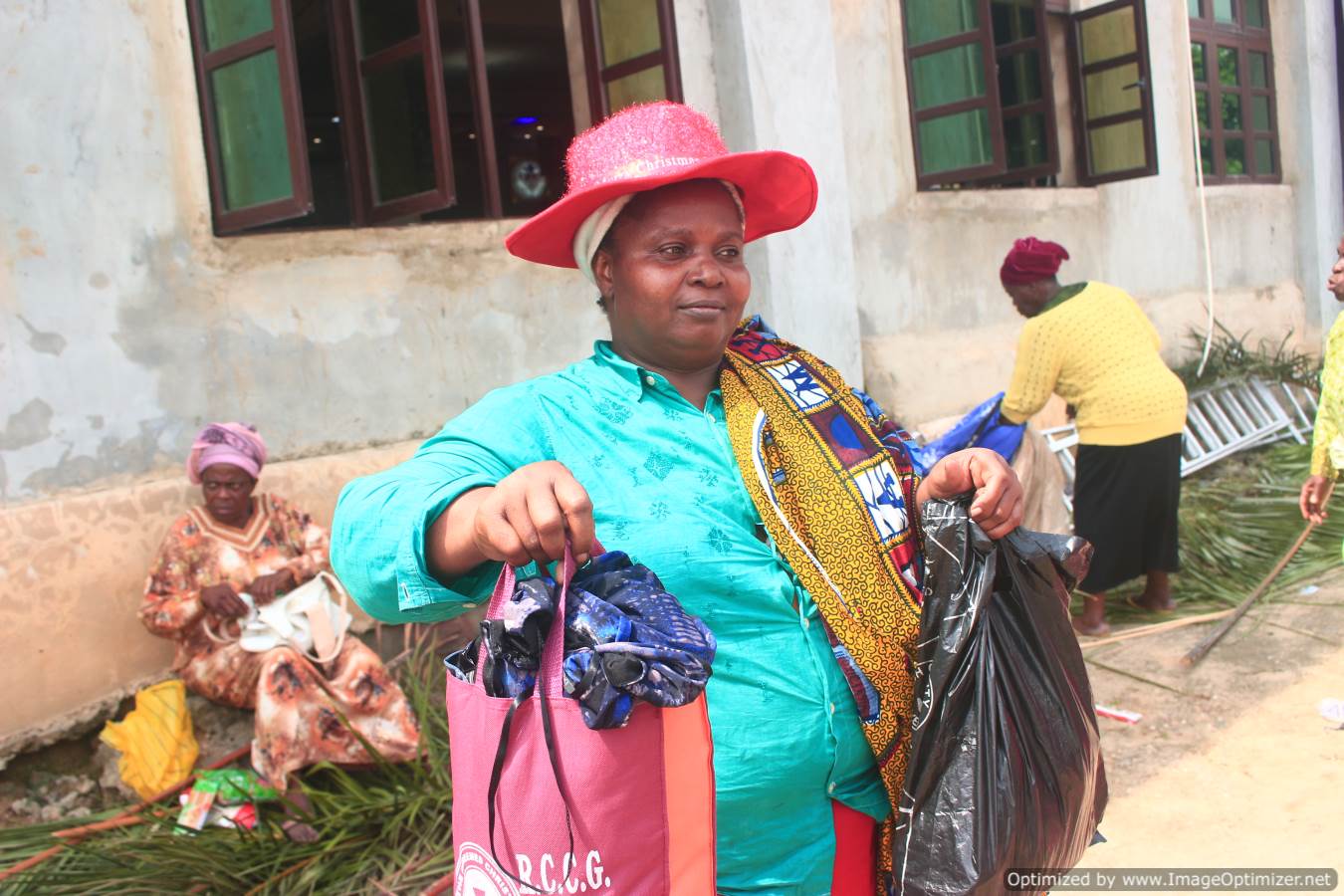 Elderly woman rejoice after receiving Christmas cloth Elderly woman rejoice after receiving Christmas cloth.dailyfamily.ng
