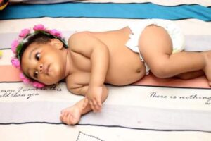 See photos of baby girl who was allegedly abandoned by her father.dailyfamily.ng