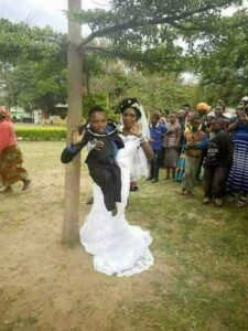 Wedding photos of beautiful young lady and her physically challenged man.dailyfamily.ng