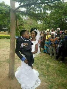 Wedding photos of beautiful young lady and her physically challenged man.dailyfamily.ng