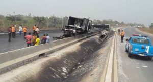 8 dead as Tanker, Container Collides on Lagos-Ibadan Expressway.dailyfamily.ng
