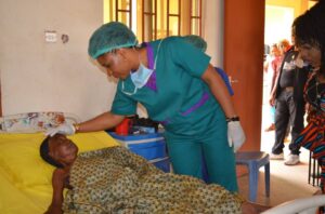 Cross River First Lady Performs Surgeries with Other Doctors (Photos).dailyfamily.ng