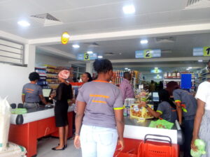 Customers Receive Freebies as MallMart begins Sales.dailyfamily.ng