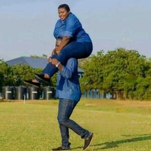 Intending Groom Carries Heavy-Weight Fiancée in Pre-Wedding Photo.dailyfamily.ng