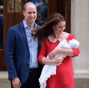 Latest Royal Family’s Baby Leaves Hospital with Mother (Photos)2.dailyfamily.ng