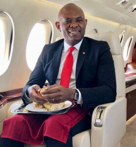 See Tony Elumelu Eating Roasted Corn on Flight (See Photos).dailyfamily.ng