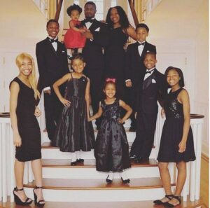 Woman Shows Off Her 9 Children, Speaks Against Family Planning.dailyfamily.ng
