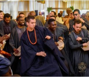 Oyinbo Man Stuns In Agbada As He Weds Yoruba Bride.dailyfamily.ng