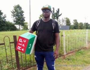 Amazing! See what Man who Trekked in support of Buhari 2015 is Doing against APC 2019