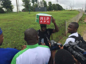 Amazing! See what Man who Trekked in support of Buhari 2015 is Doing against APC 2019