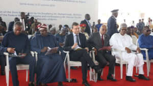 Nigerians React As President Buhari Avoids Lagos Road, Takes Flight To Seme.dailyfamily.ng