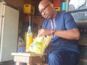 Hon. Patrick Obahiagbon Eats Bread With Soft Drink At Roadside.dailyfamily.ng