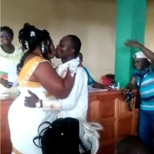 Couple at War As They Kiss On Their Wedding Day.dailyfamily.ng