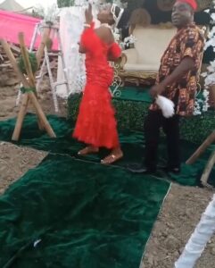 Excited Bride Shows Off Dance Talent At Her Traditional Wedding2.dailyfamily.ng