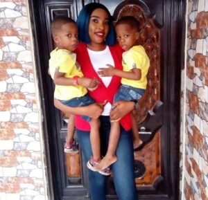 See How Nigerians Rescue Mother Of Triplets From Committing Suicide.dailyfamily.ng