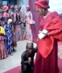 Shocking! Beautiful Lady Weds Little Man With Disability2.dailyfamily.ng